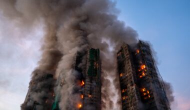 El incendio del complejo de un rascacielos en Hong Kong, en imágenes