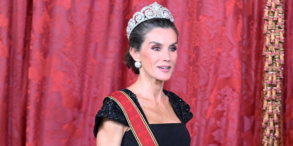 La Reina brilla con la histórica tiara Cartier y los pendientes de chatones en la cena de gala con Alemania