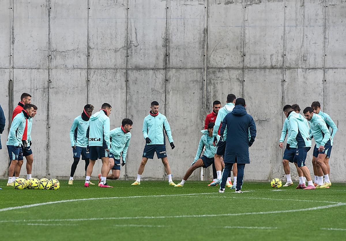 Valverde tira de la cantera para suplir la ausencia de Laporte y llama por primera vez a Iker Monreal