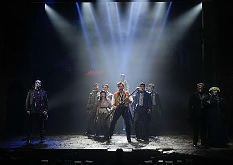 Imagen secundaria 1 - Tres imágenes de 'Los miserables'