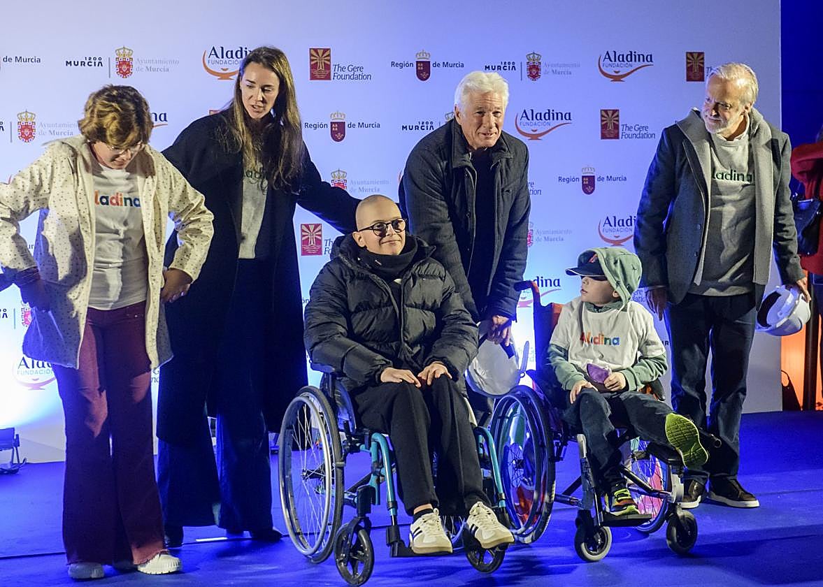 Richard Gere enamora a La Arrixaca: «Si mi país tuviera otro presidente, podríamos aprender mucho de la sanidad de España»