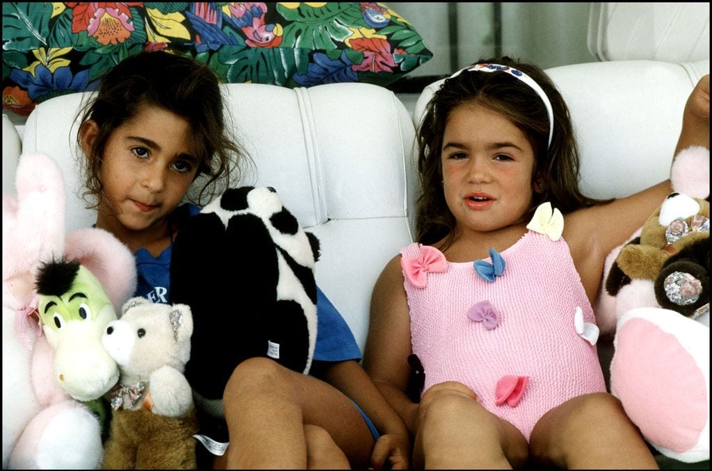 Alba Flores y Elena Furiase durante unas vacaciones de su infancia