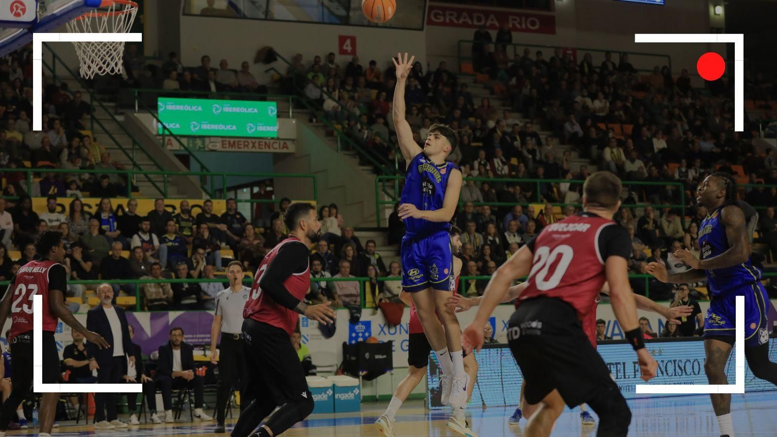 Isaac Vázquez, jugador de COB, lanza a canasta.