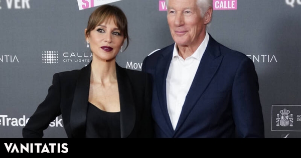 pura elegancia con un 'total black look'