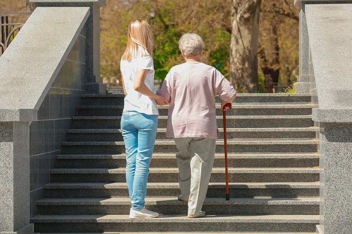 Caminar de 5.000 a 7.000 puede frenar el deterioro cognitivo previo al Alzhéimer - Expansión