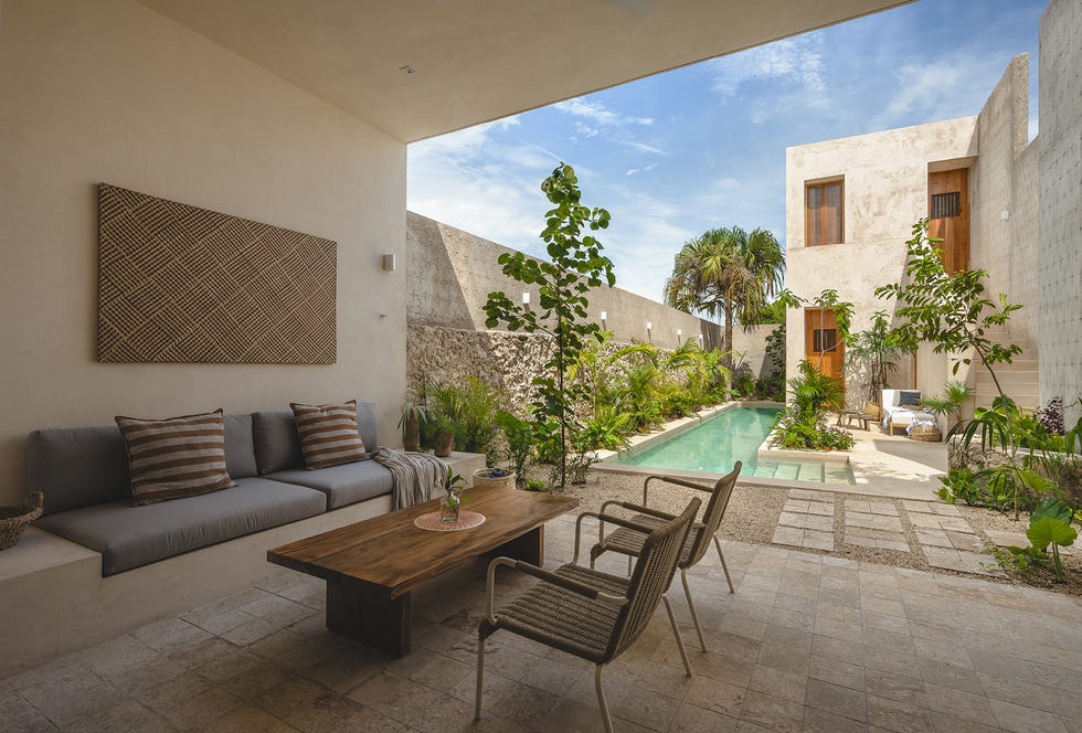 nada hace pensar que tras una sencilla fachada se encuentra una casa de mediados del siglo pasado, reformada, con patio y piscina