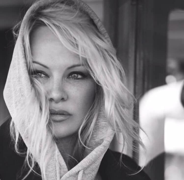 Pamela Anderson, una historia de amor, en Netflix: "Fueron mis tetas las que tuvieron una carrera, yo simplemente iba en e