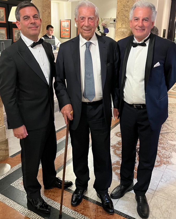 Alvaro Vargas Llosa junto a su padre, el escritor recientemente fallecido Mario Vargas Llosa