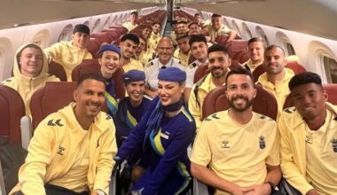 Viera, Kirian y Marvin, en primera fila, junto a las azafatas, pilotos y el resto del plantel de la UD, que voló de Gran Canaria a Valencia.