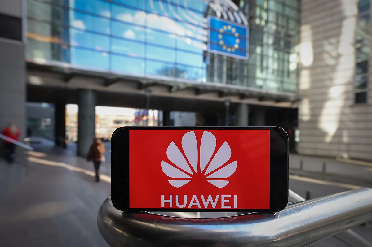Bruselas insiste en que el contrato de Interior con Huawei "tiene el potencial de generar una dependencia de un proveedor de alto riesgo en un sector crítico" - El Mundo