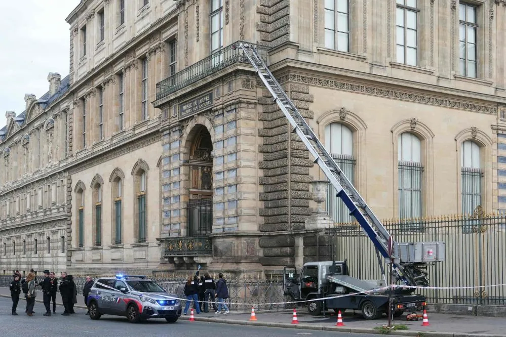 Inculpada una mujer de 38 años por complicidad en el robo del Louvre y liberado otro de los detenidos - El Mundo
