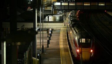 Diez heridos y dos detenidos por ataque con arma blanca en un tren en Reino Unido