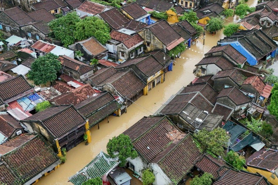 Sube a 35 el número de muertos por inundaciones en Vietnam