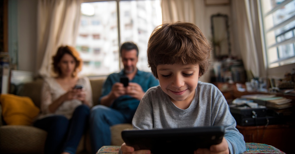 Estudio revela que el exceso de tiempo frente a pantallas aumenta riesgos cardiovasculares en niños