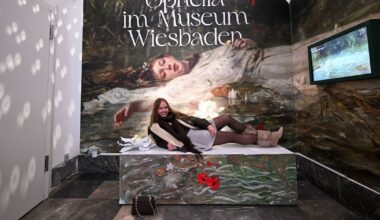 El fenómeno Taylor Swift llega al arte: fans bailan y cantan frente a la pintura que inspiró “The Fate of Ophelia”