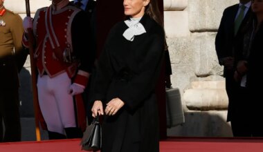 La Reina Letizia da la bienvenida al frío con un abrigo batín negro con sorpresa debajo - El Mundo