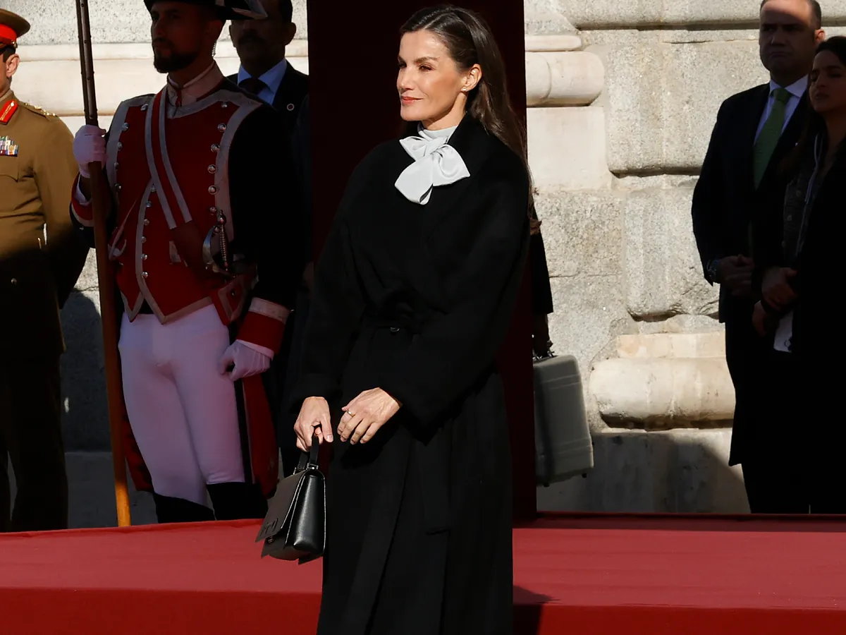 La Reina Letizia da la bienvenida al frío con un abrigo batín negro con sorpresa debajo - El Mundo