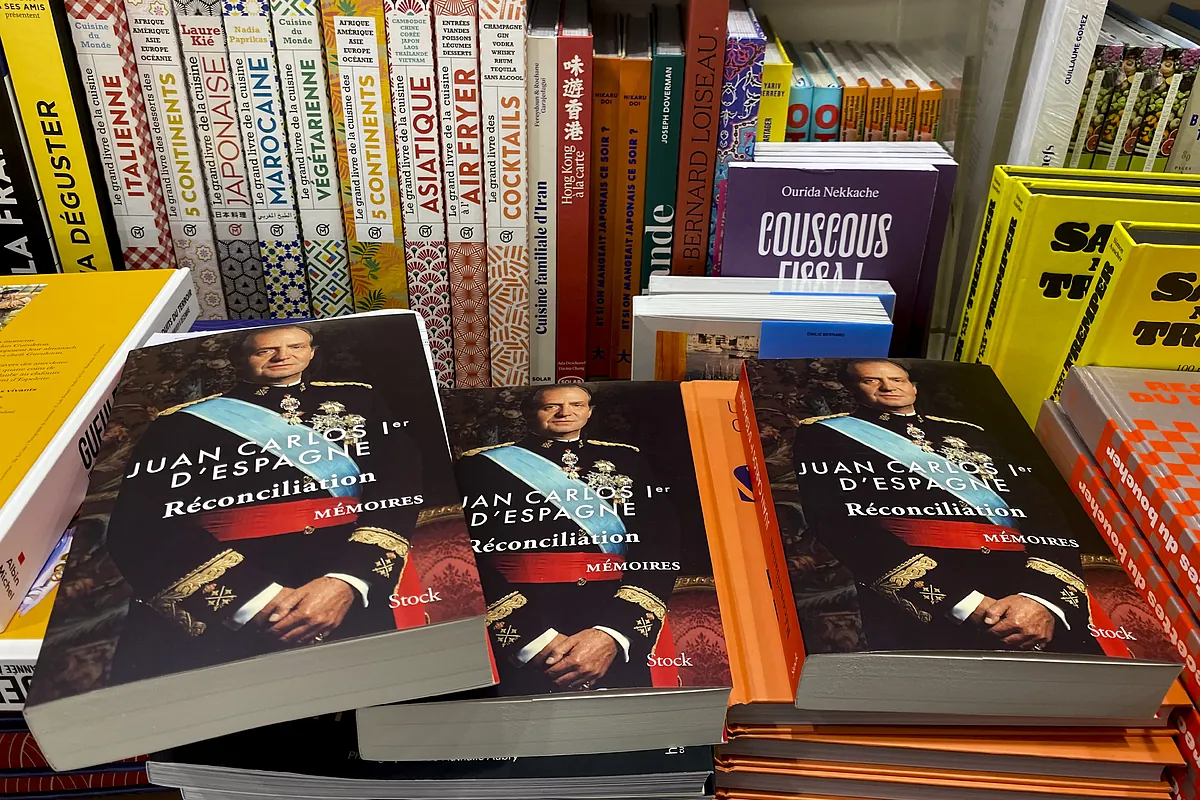 Juan Carlos I aterriza en España el día que se publican sus memorias en Francia: "Está muy contento" - El Mundo