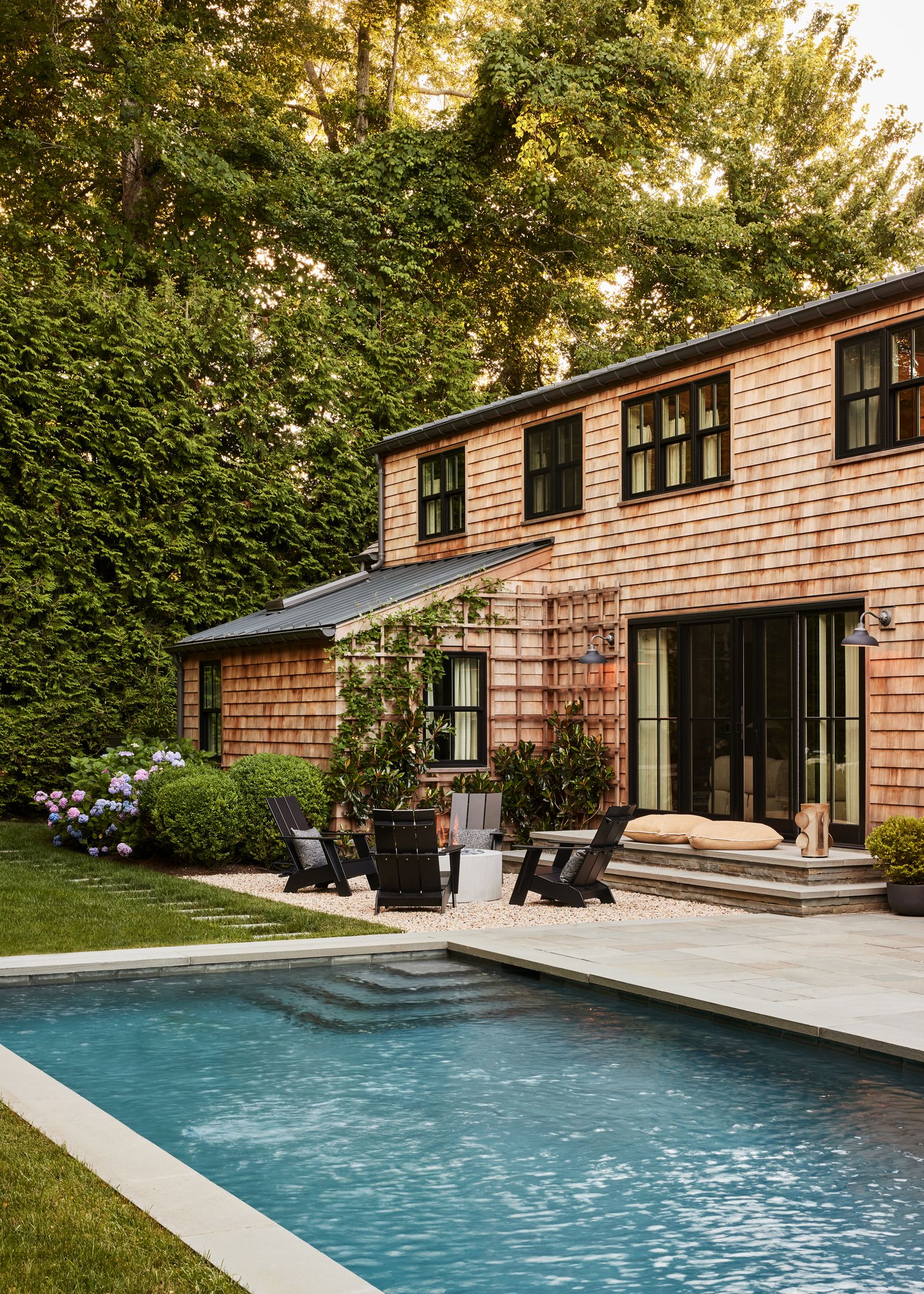 La casa de verano de los Hamptons est revestida de tejas de madera y se ha renovado de arriba abajo para transformarla...