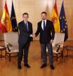 El lider del PP, Alberto Núñez Feijóo (i) y el líder de VOX, Santiago Abascal (d), se saludan a su llegada a una reunión en el Congreso de los Diputados, a 5 de septiembre de 2023, en Madrid (España). El líder del Partido Popular, Alberto Núñez Feijóo, mantiene hoy una reunión en el Congreso con el presidente de Vox, Santiago Abascal, dentro de su ronda de contactos para recabar apoyos ante el debate de investidura que está previsto los días 26 y 27 de septiembre. Tras esa entrevista con Abascal, Feijóo se desplazará a las zonas afectadas por los incendios de Tenerife y al día siguiente mantendrá un encuentro con el presidente del Gobierno canario. La reunión entre Feijóo y Abascal se produce tras el acuerdo de PP y Vox en Murcia, por el que el los 'populares' ceden dos consejerías: Interior, Seguridad y Emergencias, que tendrá rango de vicepresidencia; e Infraestructuras.