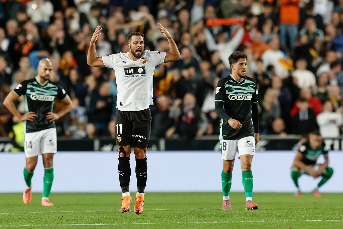 La resurrección del Valencia solo alcanza para agarrar un empate ante el Betis en Mestalla - El Mundo