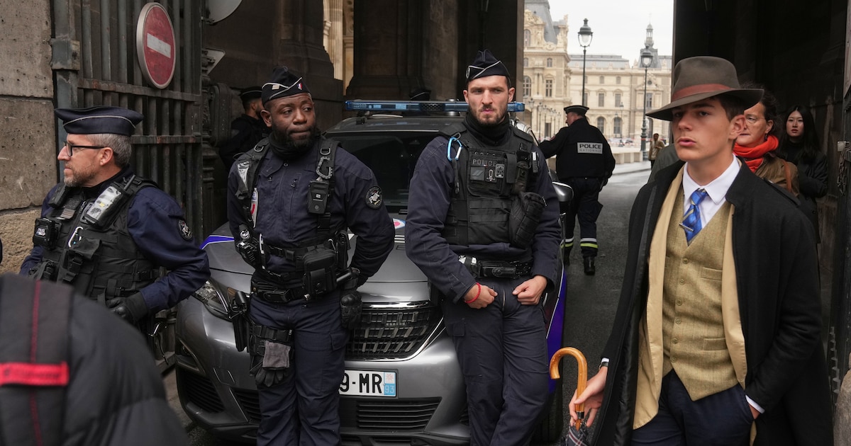 ¿Quién es el “hombre del fedora”? El elegante adolescente francés de la foto viral del robo en el Louvre