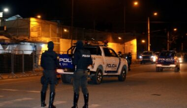 Al menos 31 presos mueren en una cárcel de Ecuador durante una jornada violenta