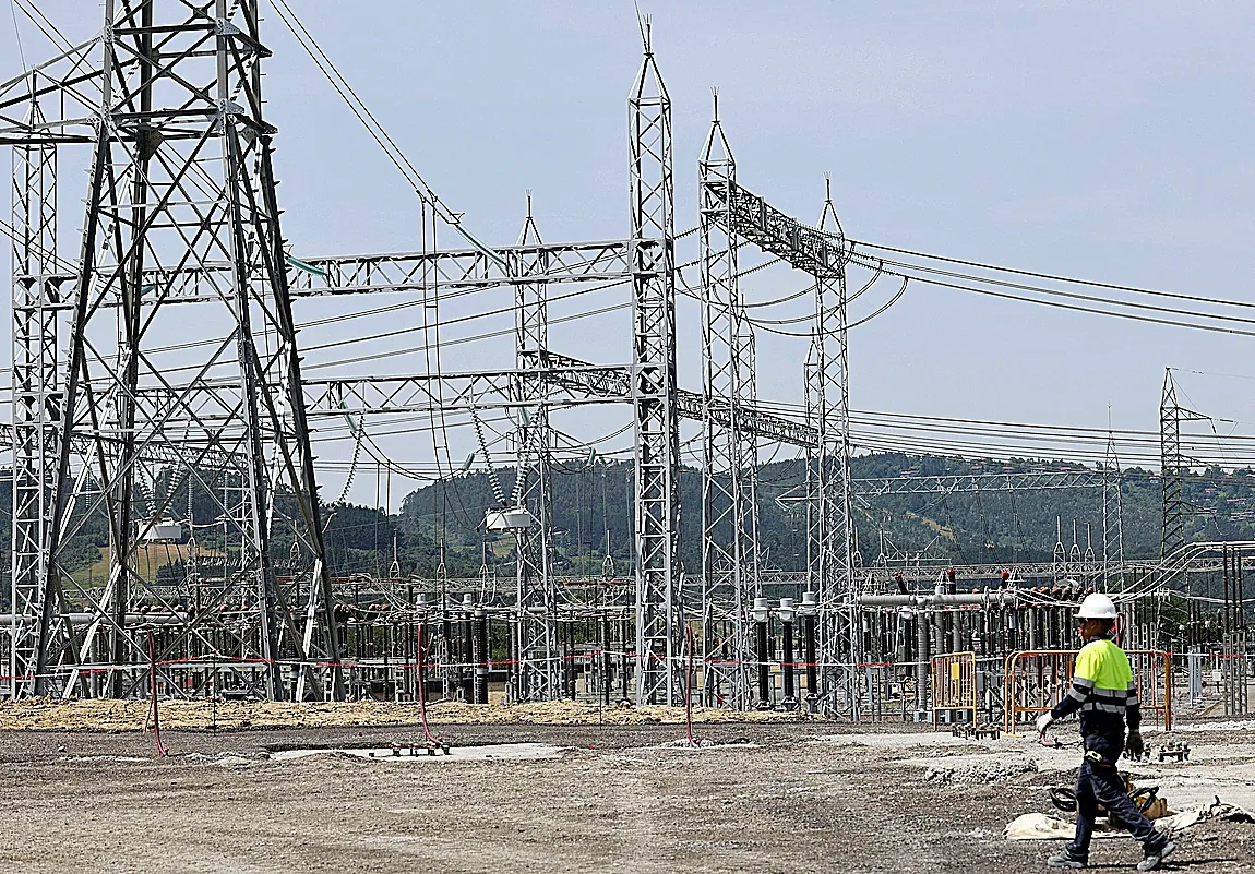 La banca considera "irrentable" invertir en la saturada red eléctrica de España y ve "en peligro" el objetivo de electrificación del Gobierno - El Mundo