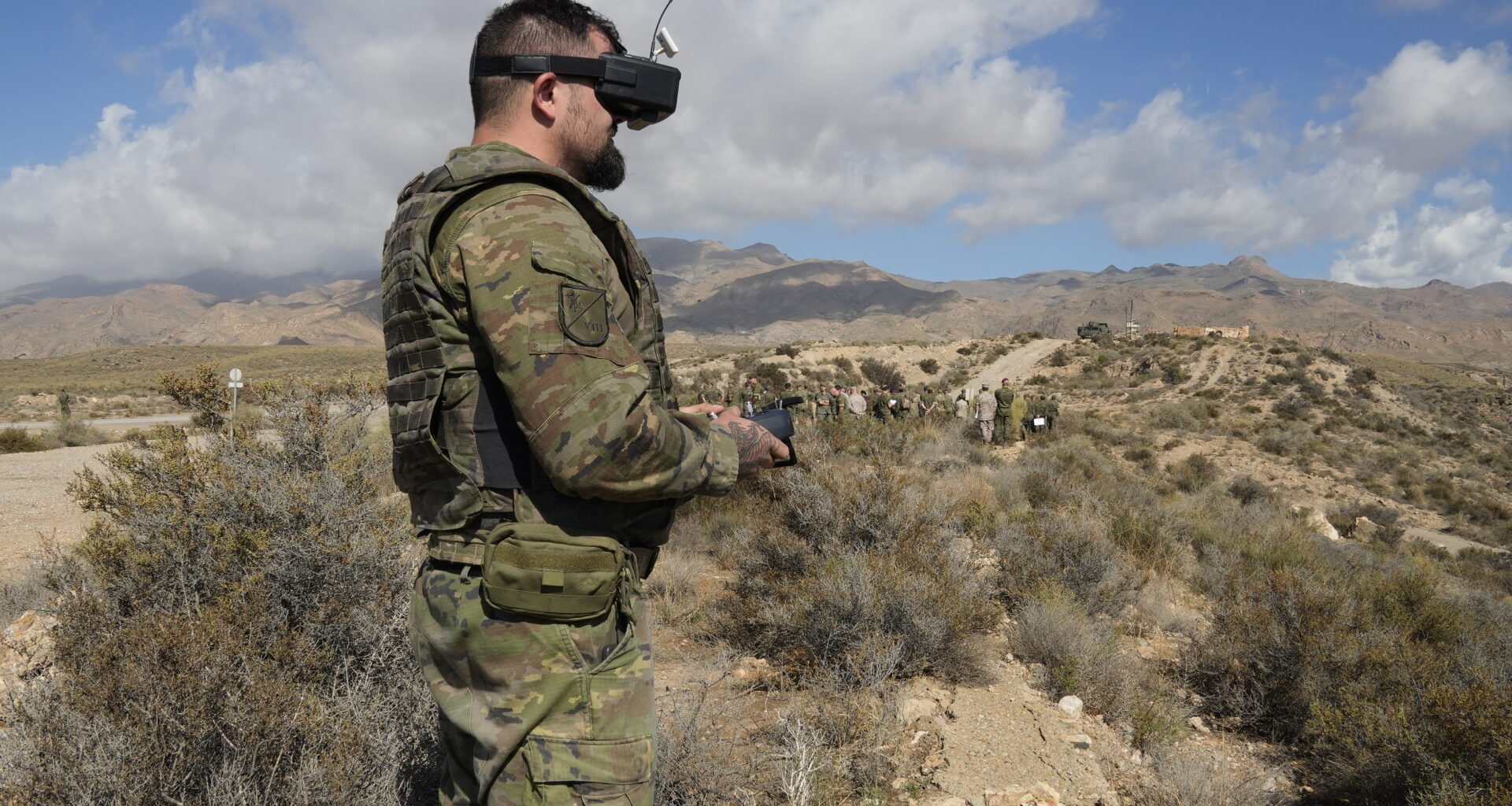 Un militar maneja un dron táctico