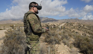 Un militar maneja un dron táctico
