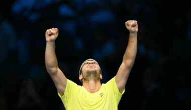 Alcaraz tumba al mejor Fritz de siempre en las ATP Finals y está a un paso de las semifinales y de retener el número uno - El Mundo