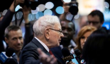 Warren Buffett se retira pero mantendrá sus acciones de Berkshire Hathaway