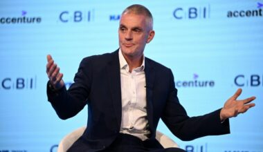 BBC debe "luchar" por su periodismo, dice director saliente ante amenaza de demanda de Trump