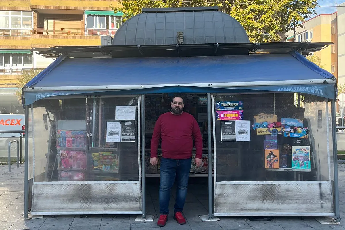 El quiosquero de Parla que ha repartido los 11 millones de euros del sorteo de la ONCE: "Llevamos tres botes premiados este año; es muy gratificante lograr que la gente no tenga el agua al cuello" - El Mundo