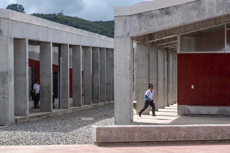 Escuela Mirador, La Jalquilla / Semillas - Fotografía exterior, Concreto