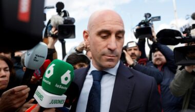 Lanzan huevos a Luis Rubiales, el hombre del "beso forzado", durante la presentación de su libro