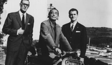 Hace 63 años Dalí pintó una Vespa por encargo y dieron la vuelta al mundo con ella. Hoy es la moto más cara del mundo