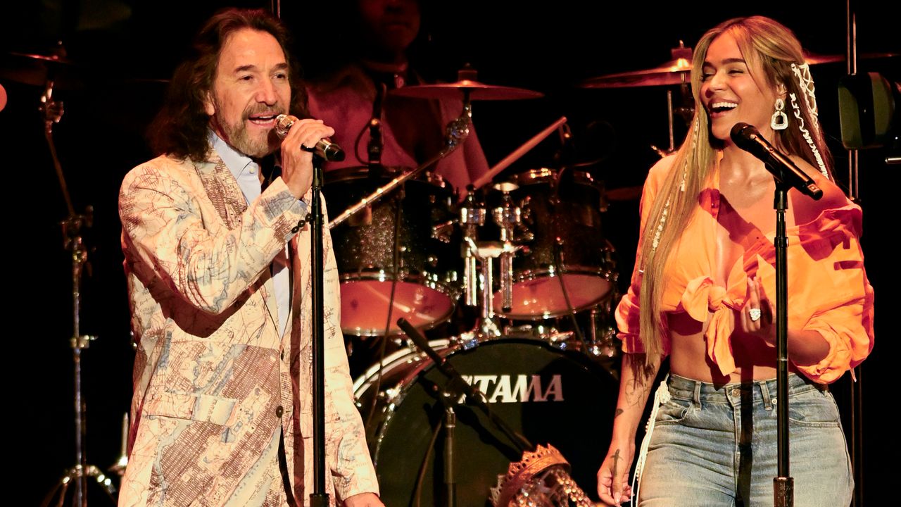 Los vaqueros con los que Karol G ha actuado en los Latin Grammy 2025, o el retorno definitivo de los pantalones campana