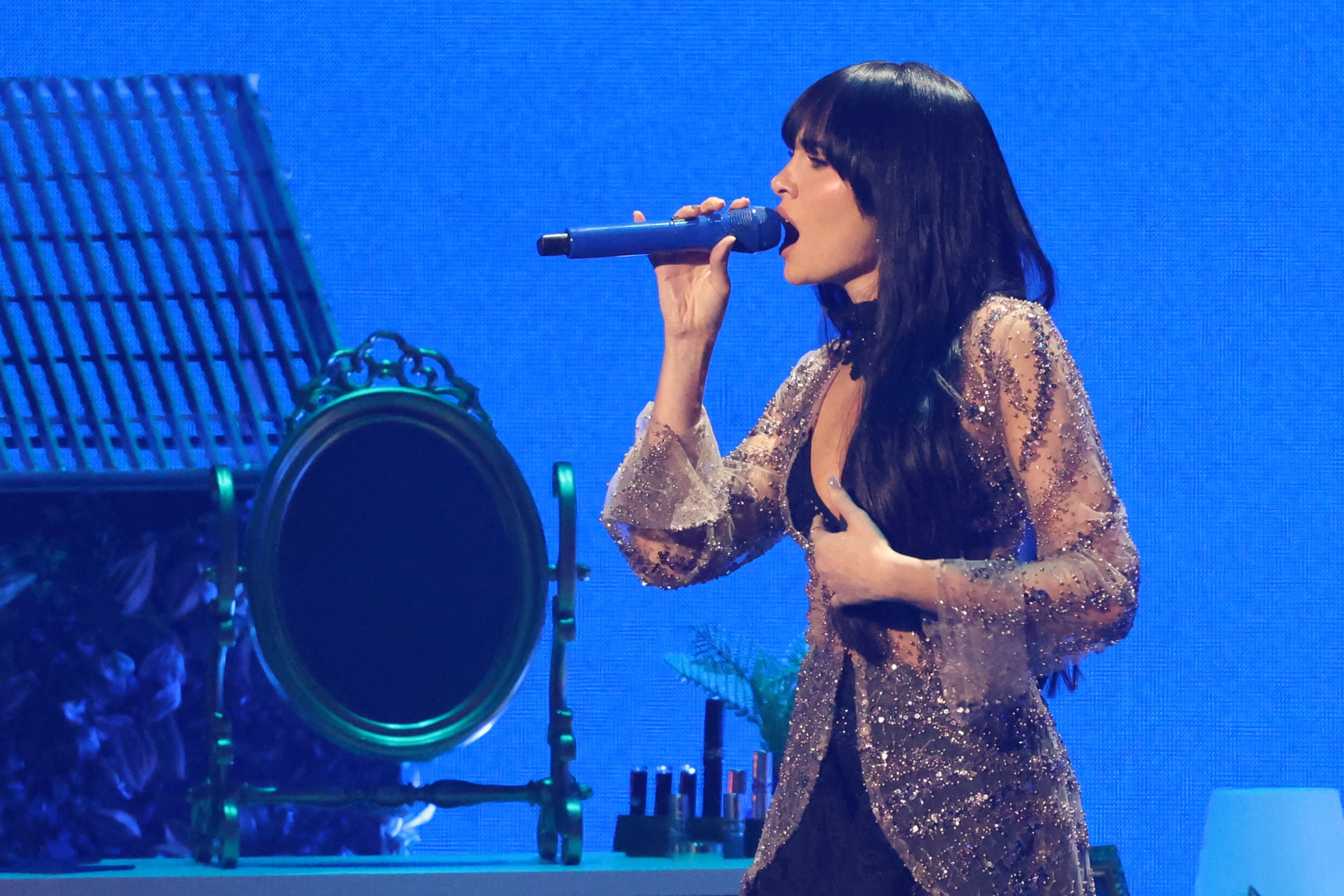 La cantante española Aitana actúa en la ceremonia de los Latin Grammy.
