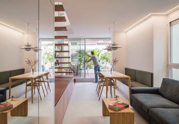 casa binôme / gon architects - Fotografía interior, Madera, Mesas, Sillones, Estanterías, Iluminación, Sillas
