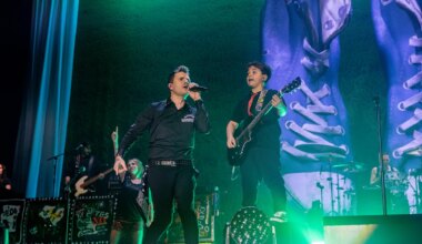 Dani Martín se sube a la ola de la nostalgia en el primero de sus diez conciertos en el Movistar Arena y despliega todos los clásicos de El Canto del Loco - El Mundo