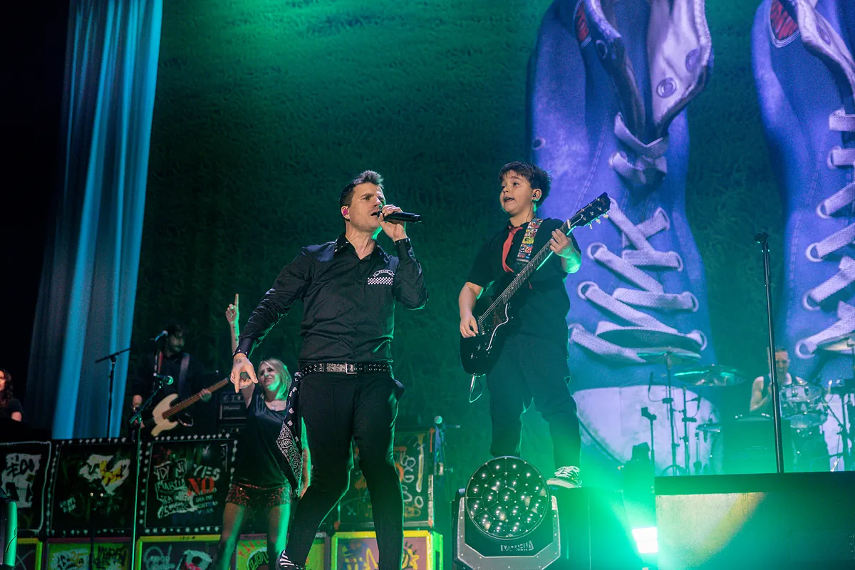 Dani Martín se sube a la ola de la nostalgia en el primero de sus diez conciertos en el Movistar Arena y despliega todos los clásicos de El Canto del Loco - El Mundo