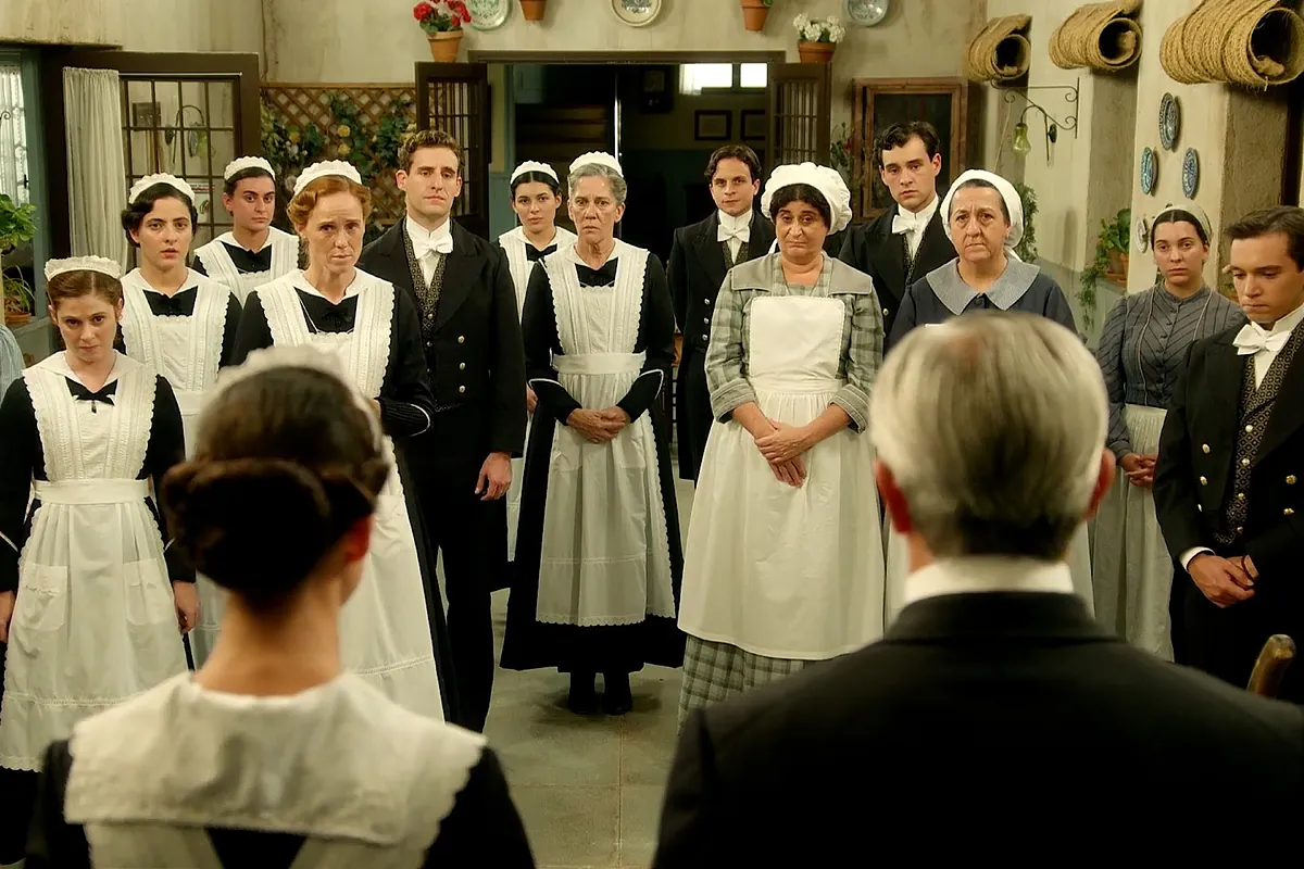 Avance semanal de 'La Promesa' del 17 al 21 de noviembre: Teresa se estrena como ama de llaves y Curro acaba agrediendo a Lorenzo - El Mundo