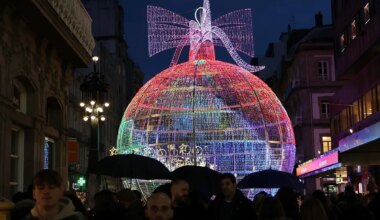 Vigo estrena la Navidad con una avería en el árbol gigante y Caballero manda su apoyo a Palestina: "Siempre estaremos del lado de quienes tienen razón" - El Mundo
