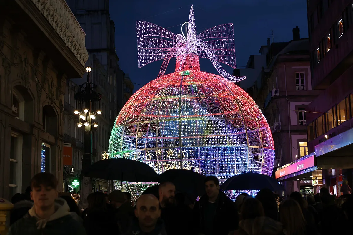 Vigo estrena la Navidad con una avería en el árbol gigante y Caballero manda su apoyo a Palestina: "Siempre estaremos del lado de quienes tienen razón" - El Mundo