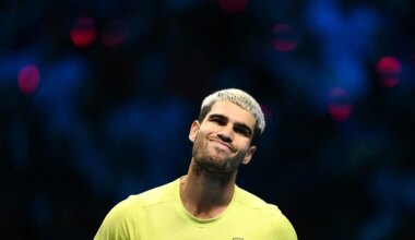 Sinner desconcierta a Alcaraz, le derrota por segunda vez este año y se lleva las ATP Finals - El Mundo