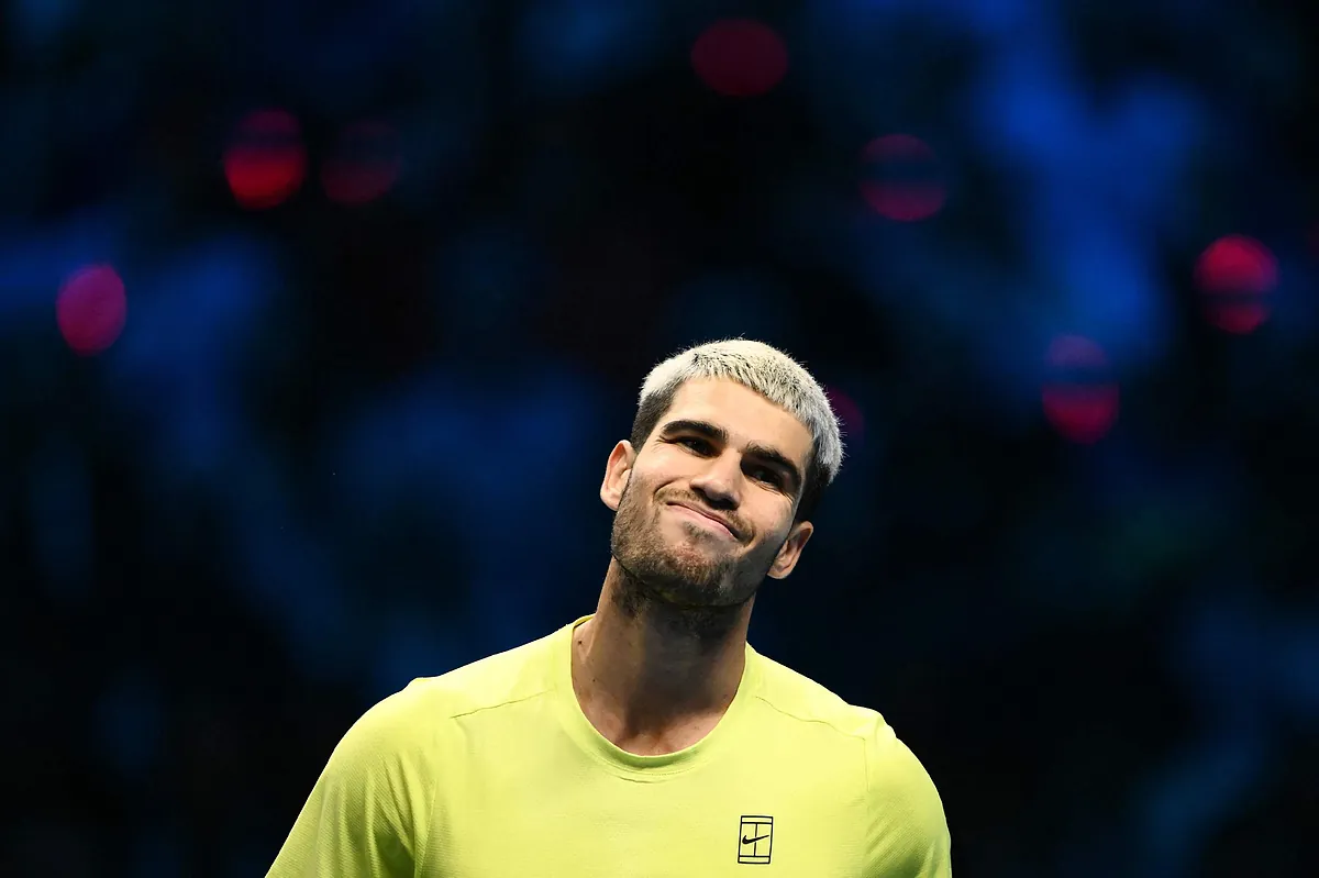Sinner desconcierta a Alcaraz, le derrota por segunda vez este año y se lleva las ATP Finals - El Mundo