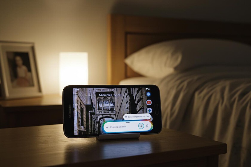 Tenía un móvil Android viejo y con Gemini le he dado nueva vida como altavoz y pantalla inteligente