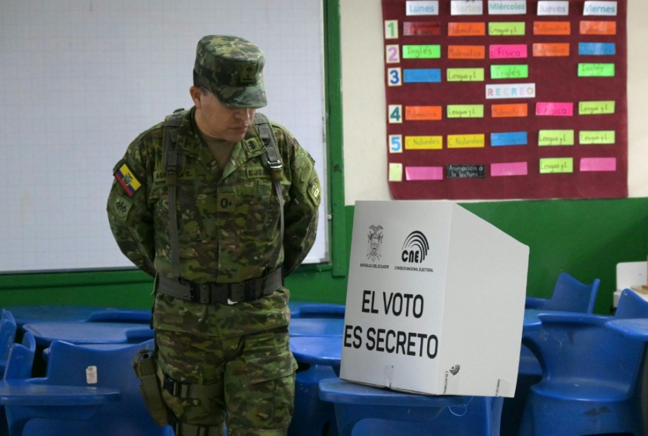 Ecuador votó referendo sobre regreso de bases militares extranjeras y nueva Constitución