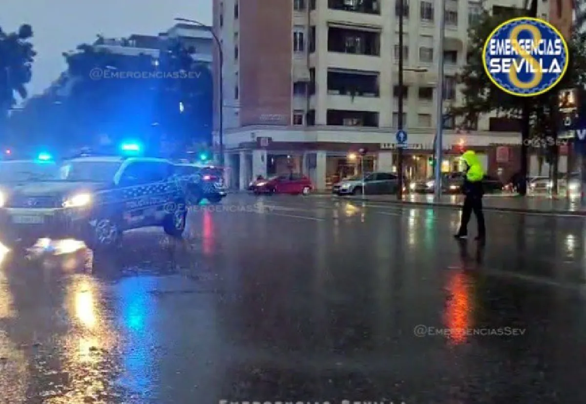 Atropella a un hombre sin percatarse y arrastra su cadáver en los bajos del coche durante unos seis kilómetros por las calles de Sevilla - El Mundo